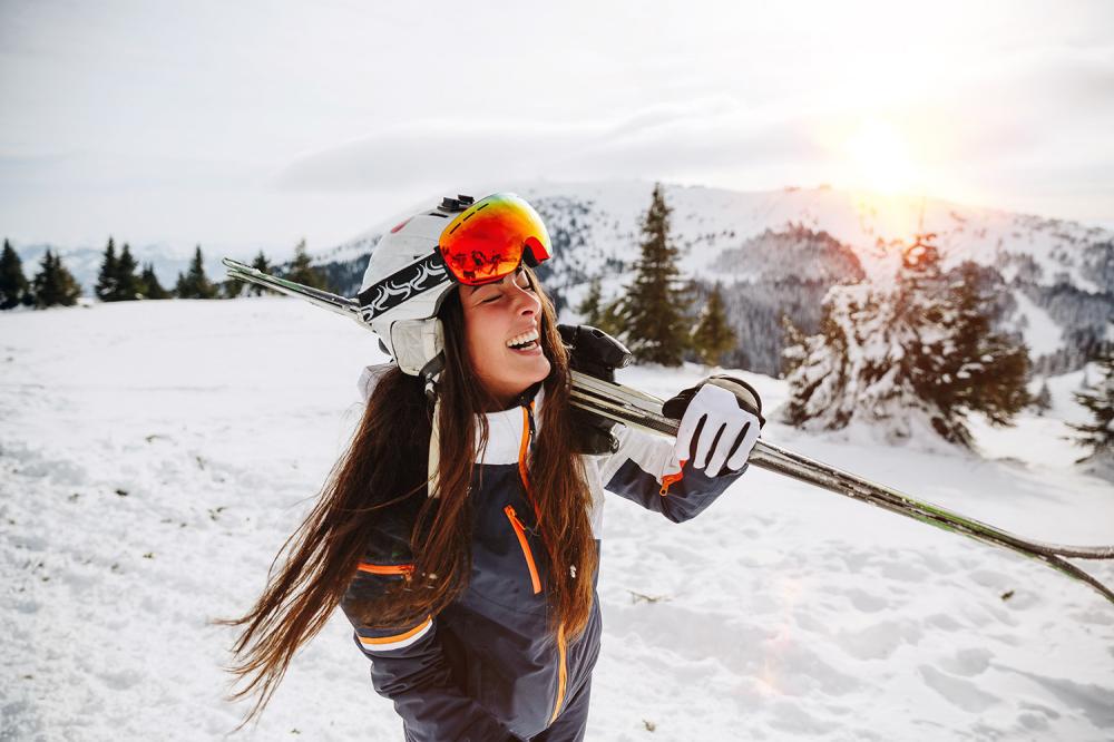 Skieur avec matériels de ski